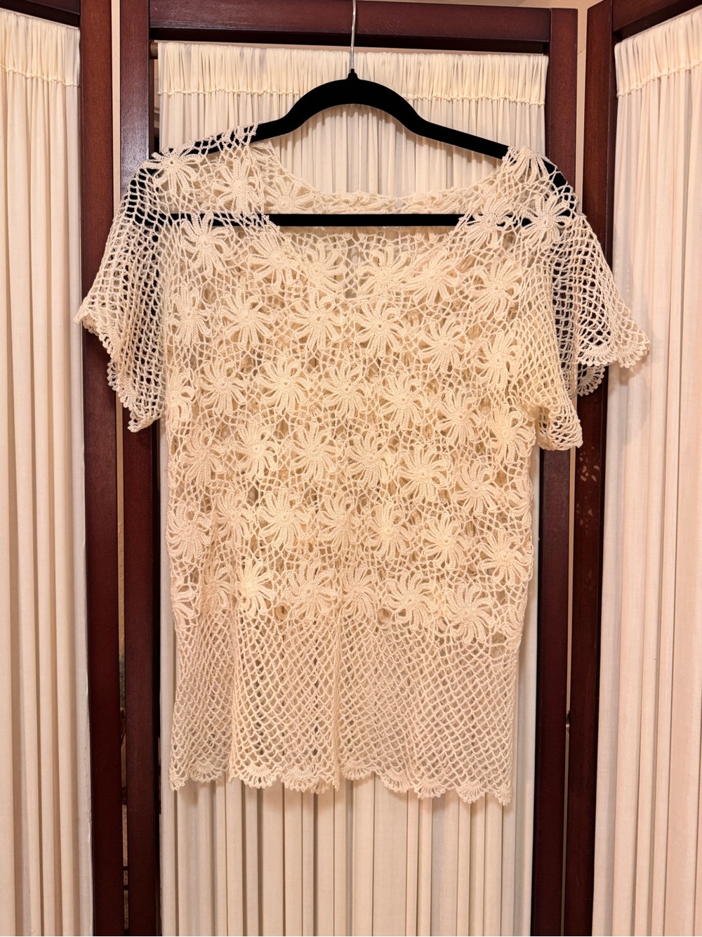 Vintage hand-crocheted daisy motif top